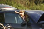 Ibiza 25 juli 2006
Marco Borsato en leontine Borsato staan met een kapotte auto op de parkeerplaats bij een strandtent. Leontine haar broer is er ook bij.