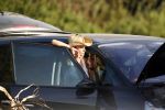 Ibiza 25 juli 2006
Marco Borsato en leontine Borsato staan met een kapotte auto op de parkeerplaats bij een strandtent. Leontine haar broer is er ook bij.