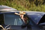 Ibiza 25 juli 2006
Marco Borsato en leontine Borsato staan met een kapotte auto op de parkeerplaats bij een strandtent. Leontine haar broer is er ook bij.