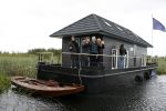 Muiderberg 31 mei 2006
Linda de Mol, Annette Malherbe Tjitske Reidinga  en Susan Visser  (Gooische vrouwen)op woonark in natuurreservaat Naardermeer tegen aanleg A6
Peter Smulders bv