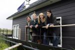 Muiderberg 31 mei 2006
Linda de Mol, Annette Malherbe Tjitske Reidinga  en Susan Visser  (Gooische vrouwen)op woonark in natuurreservaat Naardermeer tegen aanleg A6
Peter Smulders bv