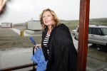 Monter 21 augustus 2006
Bijeenkomst van het wereld natuurfonds.
Loretta Schrijver schuilt onder jas voor de regen.
