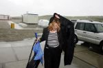 Monter 21 augustus 2006
Bijeenkomst van het wereld natuurfonds.
Loretta Schrijver schuilt onder jas voor de regen.