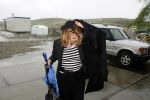 Monter 21 augustus 2006
Bijeenkomst van het wereld natuurfonds.
Loretta Schrijver schuilt onder jas voor de regen.