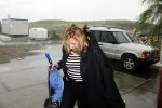 Monter 21 augustus 2006
Bijeenkomst van het wereld natuurfonds.
Loretta Schrijver schuilt onder jas voor de regen.
