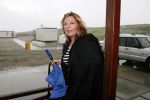Monter 21 augustus 2006
Bijeenkomst van het wereld natuurfonds.
Loretta Schrijver schuilt onder jas voor de regen.
