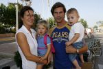 Ibiza 28 juli 2006
Marc v d Loo en Robine v d Meer arriveren op het vliegveld van Ibiza met hun 2 kinderen.