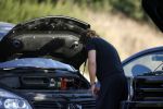Ibiza 25 juli 2006
Marco Borsato en leontine Borsato staan met een kapotte auto op de parkeerplaats bij een strandtent. Leontine haar broer is er ook bij.