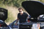 Ibiza 25 juli 2006
Marco Borsato en leontine Borsato staan met een kapotte auto op de parkeerplaats bij een strandtent. Leontine haar broer is er ook bij.