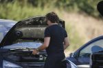 Ibiza 25 juli 2006
Marco Borsato en leontine Borsato staan met een kapotte auto op de parkeerplaats bij een strandtent. Leontine haar broer is er ook bij.