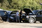 Ibiza 25 juli 2006
Marco Borsato en leontine Borsato staan met een kapotte auto op de parkeerplaats bij een strandtent. Leontine haar broer is er ook bij.