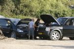 Ibiza 25 juli 2006
Marco Borsato en leontine Borsato staan met een kapotte auto op de parkeerplaats bij een strandtent. Leontine haar broer is er ook bij.