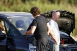 Ibiza 25 juli 2006
Marco Borsato en leontine Borsato staan met een kapotte auto op de parkeerplaats bij een strandtent. Leontine haar broer is er ook bij.