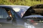 Ibiza 25 juli 2006
Marco Borsato en leontine Borsato staan met een kapotte auto op de parkeerplaats bij een strandtent. Leontine haar broer is er ook bij.