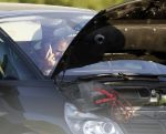Ibiza 25 juli 2006
Marco Borsato en leontine Borsato staan met een kapotte auto op de parkeerplaats bij een strandtent. Leontine haar broer is er ook bij.