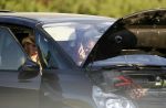 Ibiza 25 juli 2006
Marco Borsato en leontine Borsato staan met een kapotte auto op de parkeerplaats bij een strandtent. Leontine haar broer is er ook bij.