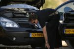 Ibiza 25 juli 2006
Marco Borsato en leontine Borsato staan met een kapotte auto op de parkeerplaats bij een strandtent. Leontine haar broer is er ook bij.