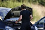 Ibiza 25 juli 2006
Marco Borsato en leontine Borsato staan met een kapotte auto op de parkeerplaats bij een strandtent. Leontine haar broer is er ook bij.