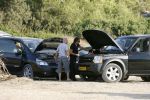 Ibiza 25 juli 2006
Marco Borsato en leontine Borsato staan met een kapotte auto op de parkeerplaats bij een strandtent. Leontine haar broer is er ook bij.