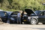 Ibiza 25 juli 2006
Marco Borsato en leontine Borsato staan met een kapotte auto op de parkeerplaats bij een strandtent. Leontine haar broer is er ook bij.