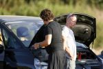 Ibiza 25 juli 2006
Marco Borsato en leontine Borsato staan met een kapotte auto op de parkeerplaats bij een strandtent. Leontine haar broer is er ook bij.