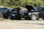 Ibiza 25 juli 2006
Marco Borsato en leontine Borsato staan met een kapotte auto op de parkeerplaats bij een strandtent. Leontine haar broer is er ook bij.