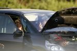 Ibiza 25 juli 2006
Marco Borsato en leontine Borsato staan met een kapotte auto op de parkeerplaats bij een strandtent. Leontine haar broer is er ook bij.
