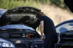 Ibiza 25 juli 2006
Marco Borsato en leontine Borsato staan met een kapotte auto op de parkeerplaats bij een strandtent. Leontine haar broer is er ook bij.