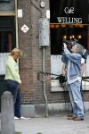 Amsterdam 12 augustus 2006
Marga v Praag voor camera. Onder haar linker voet ligt een spiek briefje.