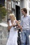Amsterdam 31 juli 2006
Marianne Timmer met een vriend  winkelend op de pc hooftstraat.