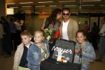 Schiphol 4 juni 2006
Mariska Hulscher en haar man Arie Schouwenaar arriveren een dag na hun trouwerij op schiphol met hun kinderen.
Peter Smulders bv