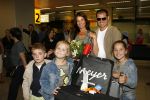 Schiphol 4 juni 2006
Mariska Hulscher en haar man Arie Schouwenaar arriveren een dag na hun trouwerij op schiphol met hun kinderen.
Peter Smulders bv