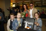 Schiphol 4 juni 2006
Mariska Hulscher en haar man Arie Schouwenaar arriveren een dag na hun trouwerij op schiphol met hun kinderen.
Peter Smulders bv