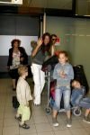 Schiphol 4 juni 2006
Mariska Hulscher en haar man Arie Schouwenaar arriveren een dag na hun trouwerij op schiphol met hun kinderen.
Peter Smulders bv
