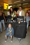 Schiphol 4 juni 2006
Mariska Hulscher en haar man Arie Schouwenaar arriveren een dag na hun trouwerij op schiphol met hun kinderen.
Peter Smulders bv