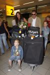 Schiphol 4 juni 2006
Mariska Hulscher en haar man Arie Schouwenaar arriveren een dag na hun trouwerij op schiphol met hun kinderen.
Peter Smulders bv