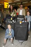 Schiphol 4 juni 2006
Mariska Hulscher en haar man Arie Schouwenaar arriveren een dag na hun trouwerij op schiphol met hun kinderen.
Peter Smulders bv