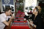 Aalsmeer 18 augustus 2006
Marita v Rossum. Zij zegt dat haar zoon Bowie de zoon van Ron Brandsteder is. marita in gesprek met Matthijs Albers