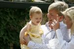 Tavarnelle 6 juli 2006
Koningin Beatrix met Prinses Maxima Prins Willem Alexander Amalia en Alexia tijdens fotomoment op vakantie.