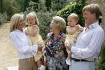 Tavarnelle 6 juli 2006
Koningin Beatrix met Prinses Maxima Prins Willem Alexander Amalia en Alexia tijdens fotomoment op vakantie.