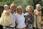 Tavarnelle 6 juli 2006
Koningin Beatrix met Prinses Maxima Prins Willem Alexander Amalia en Alexia tijdens fotomoment op vakantie.