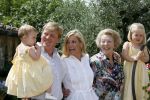Tavarnelle 6 juli 2006
Koningin Beatrix met Prinses Maxima Prins Willem Alexander Amalia en Alexia tijdens fotomoment op vakantie.