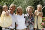 Tavarnelle 6 juli 2006
Koningin Beatrix met Prinses Maxima Prins Willem Alexander Amalia en Alexia tijdens fotomoment op vakantie.