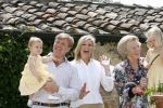 Tavarnelle 6 juli 2006
Koningin Beatrix met Prinses Maxima Prins Willem Alexander Amalia en Alexia tijdens fotomoment op vakantie.
