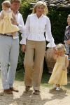 Tavarnelle 6 juli 2006
Koningin Beatrix met Prinses Maxima Prins Willem Alexander Amalia en Alexia tijdens fotomoment op vakantie.