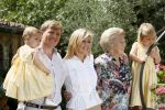 Tavarnelle 6 juli 2006
Koningin Beatrix met Prinses Maxima Prins Willem Alexander Amalia en Alexia tijdens fotomoment op vakantie.