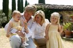 Tavarnelle 6 juli 2006
Koningin Beatrix met Prinses Maxima Prins Willem Alexander Amalia en Alexia tijdens fotomoment op vakantie.