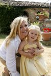 Tavarnelle 6 juli 2006
Koningin Beatrix met Prinses Maxima Prins Willem Alexander Amalia en Alexia tijdens fotomoment op vakantie.
