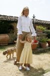 Tavarnelle 6 juli 2006
Koningin Beatrix met Prinses Maxima Prins Willem Alexander Amalia en Alexia tijdens fotomoment op vakantie.