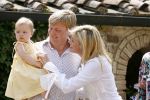 Tavarnelle 6 juli 2006
Koningin Beatrix met Prinses Maxima Prins Willem Alexander Amalia en Alexia tijdens fotomoment op vakantie.